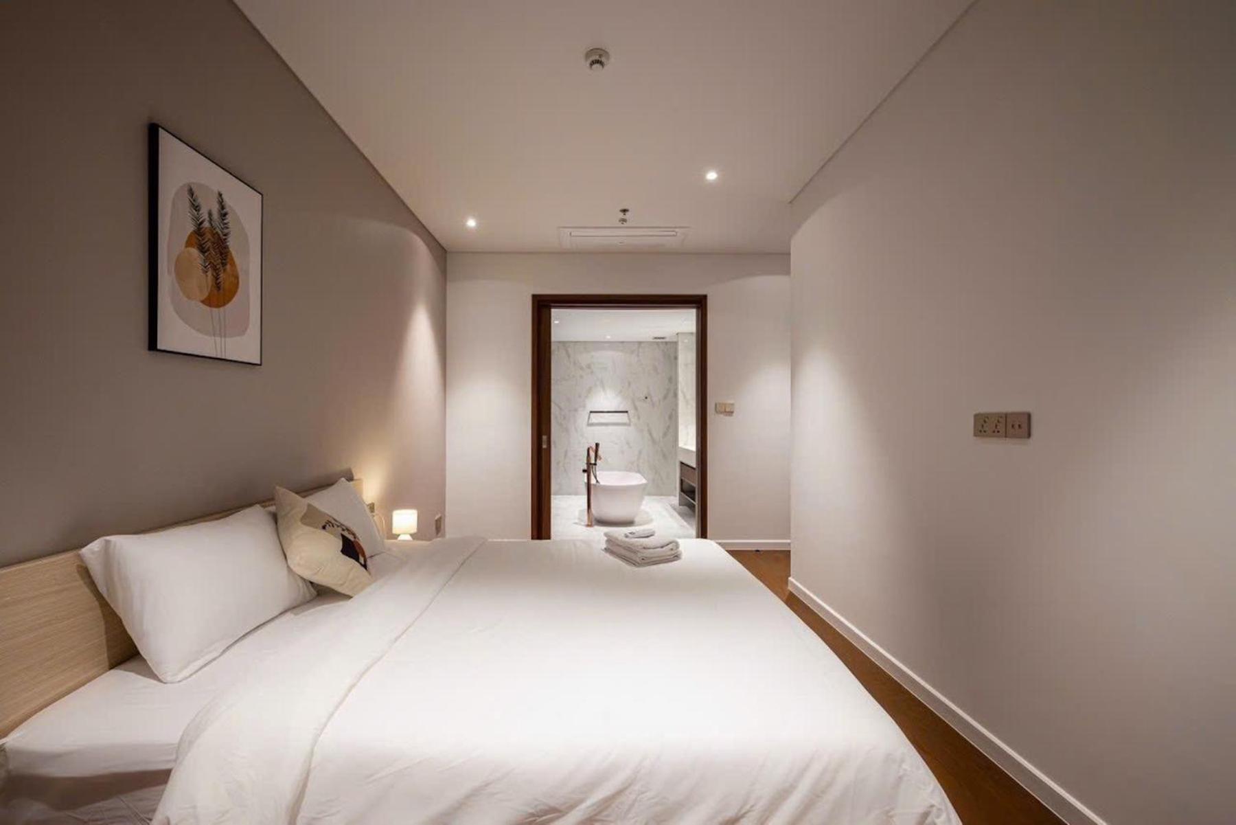 The Crest-Central Saigon Riverside -Free Pool-Gym-Sauna Room-Yoga Room Хошимин Екстериор снимка
